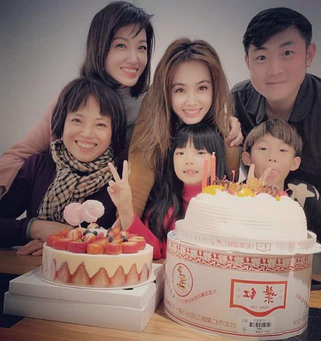 「母女三人」長相超相似!蔡依林曬與姐姐一家開心慶生,還曝出姐姐與姐夫的愛情故事:就像韓劇一樣