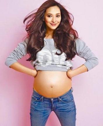 42歲吳佩慈四胎產女！「六年剖腹四次」湊一對好字，網友大呼佩服，百億男友卻仍無意迎娶？