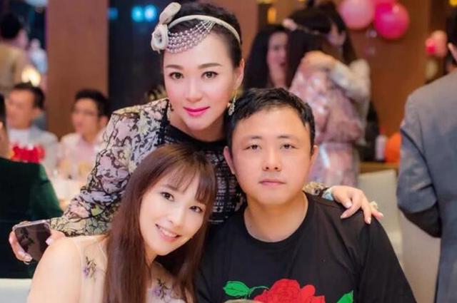 42歲吳佩慈四胎產女！「六年剖腹四次」湊一對好字，網友大呼佩服，百億男友卻仍無意迎娶？