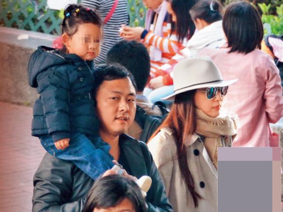 42歲吳佩慈四胎產女！「六年剖腹四次」湊一對好字，網友大呼佩服，百億男友卻仍無意迎娶？