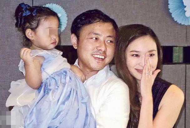 42歲吳佩慈四胎產女！「六年剖腹四次」湊一對好字，網友大呼佩服，百億男友卻仍無意迎娶？