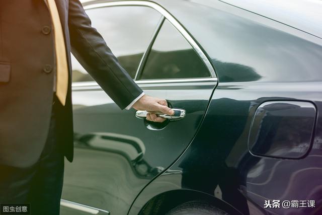 員工隨老闆開車接客戶！成交「百萬單子」　事後老闆直接「收回車鑰匙」：公司缺保全你去吧