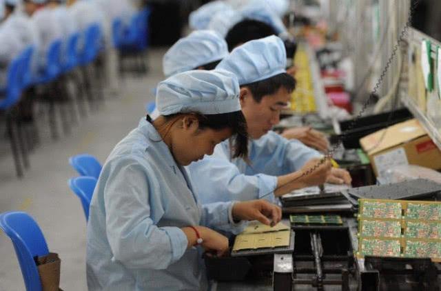 向上級請假5天被拒！工廠老員工「 一氣之下曠工關機」　 回來後工友大笑：「你立了大功」！