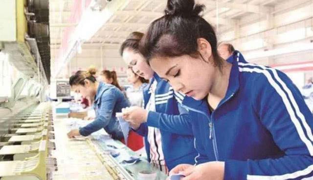 向上級請假5天被拒！工廠老員工「 一氣之下曠工關機」　 回來後工友大笑：「你立了大功」！