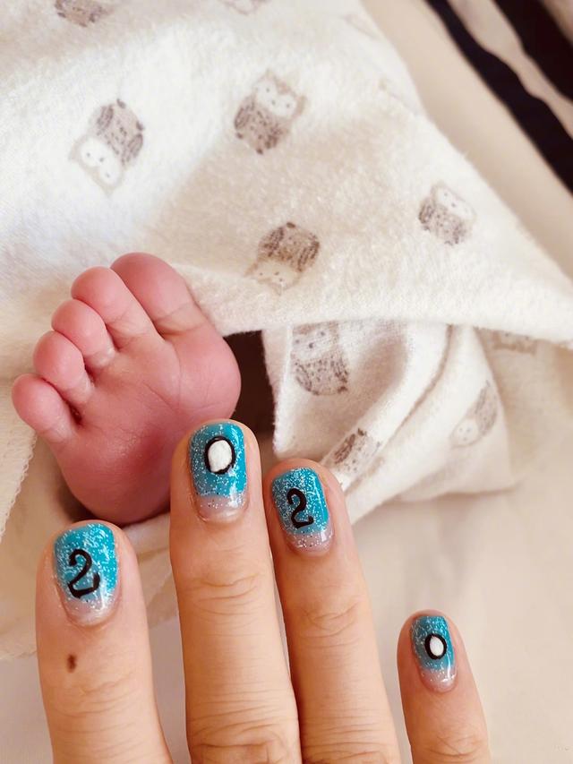 章子怡曬兒子滿月照，發長文令人深思「苦口婆心談教育」：世間沒有治癒愚蠢的解藥