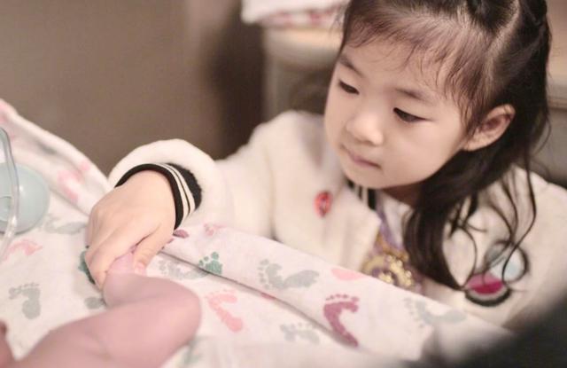 章子怡曬兒子滿月照，發長文令人深思「苦口婆心談教育」：世間沒有治癒愚蠢的解藥