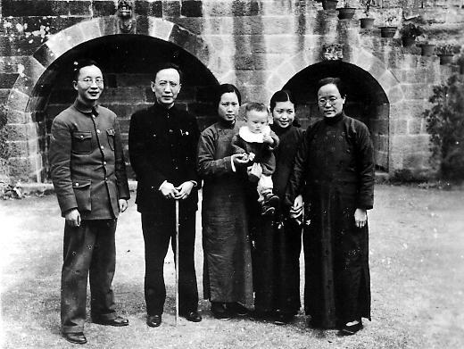 成婚五天就出走！5年僅回一封信，26年後歸家     他向髮妻深鞠一躬