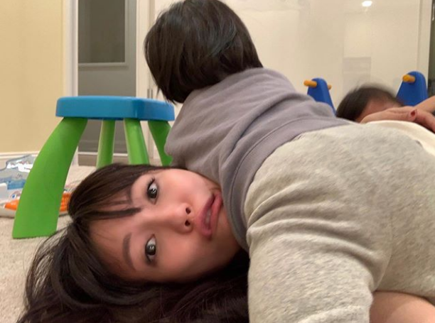 王力宏愛妻曬「母子溫馨互動」畫面超有愛！　一家5口和樂「不忘關心大眾」為疫區加油打氣