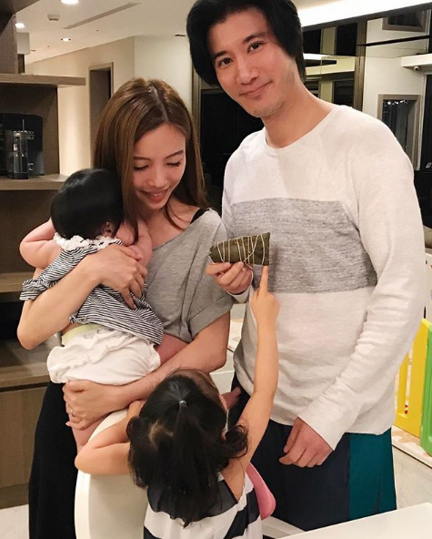 王力宏愛妻曬「母子溫馨互動」畫面超有愛！　一家5口和樂「不忘關心大眾」為疫區加油打氣
