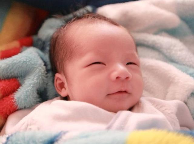 寶爸是章子怡的粉絲，執意給女兒起名「子怡」，妻子聽後當場發飆：也不看看你姓什麽