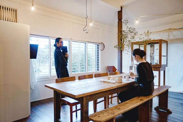 神仙夫妻！買下48坪小屋「恩愛卻互不打擾」妻有秘密通道　負債830萬靠屋內「4.5坪咖啡店」開創第二人生