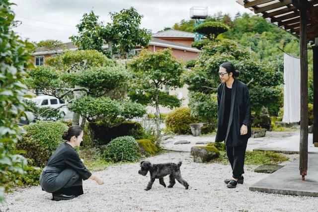 神仙夫妻！買下48坪小屋「恩愛卻互不打擾」妻有秘密通道　負債830萬靠屋內「4.5坪咖啡店」開創第二人生