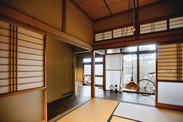 神仙夫妻！買下48坪小屋「恩愛卻互不打擾」妻有秘密通道　負債830萬靠屋內「4.5坪咖啡店」開創第二人生