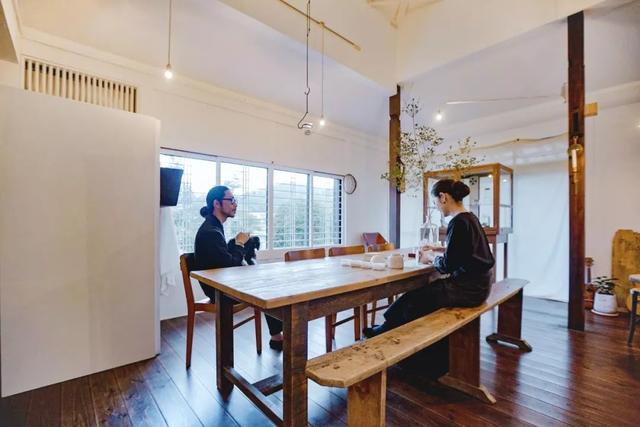 神仙夫妻！買下48坪小屋「恩愛卻互不打擾」妻有秘密通道　負債830萬靠屋內「4.5坪咖啡店」開創第二人生