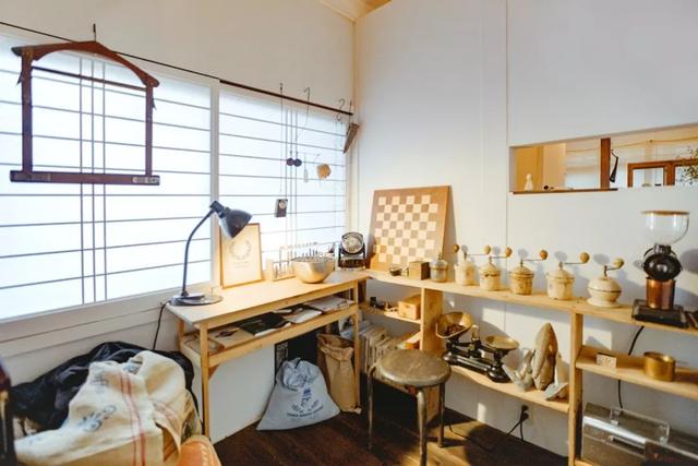 神仙夫妻！買下48坪小屋「恩愛卻互不打擾」妻有秘密通道　負債830萬靠屋內「4.5坪咖啡店」開創第二人生