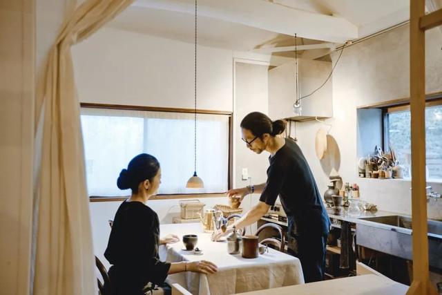 神仙夫妻！買下48坪小屋「恩愛卻互不打擾」妻有秘密通道　負債830萬靠屋內「4.5坪咖啡店」開創第二人生