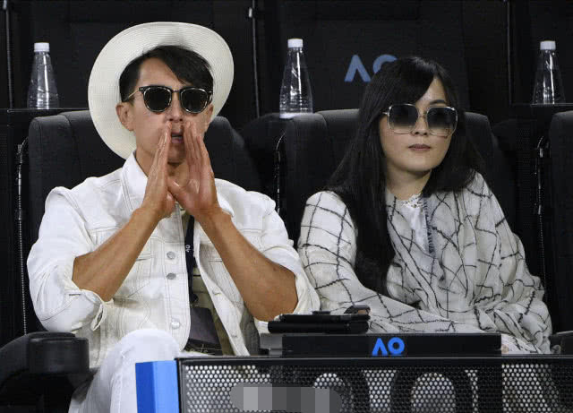 終於高調秀恩愛！吳尊罕見攜太太看澳網比賽，嬌妻「正面高清照」曝光：皮膚細膩氣質清純