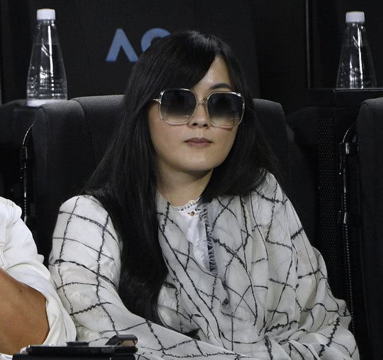 終於高調秀恩愛！吳尊罕見攜太太看澳網比賽，嬌妻「正面高清照」曝光：皮膚細膩氣質清純