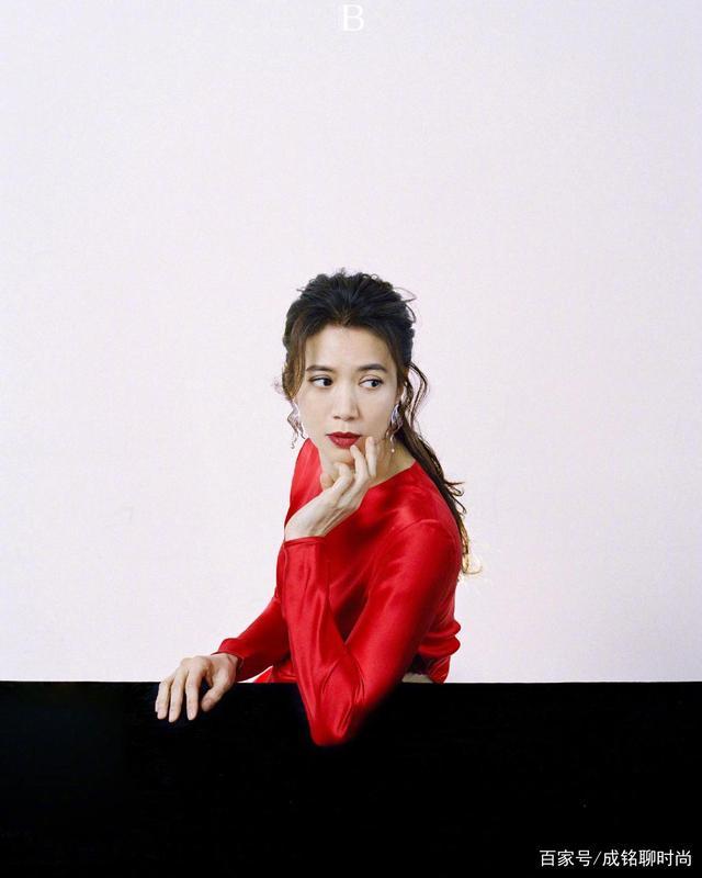 港姐就是與眾不同！袁詠儀直接把「褲腰提到胸口」，好身材展露無遺：不再素顏的她氣場大開