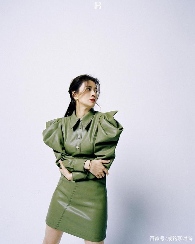 港姐就是與眾不同！袁詠儀直接把「褲腰提到胸口」，好身材展露無遺：不再素顏的她氣場大開