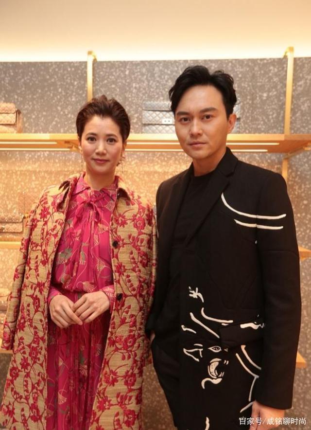 港姐就是與眾不同！袁詠儀直接把「褲腰提到胸口」，好身材展露無遺：不再素顏的她氣場大開