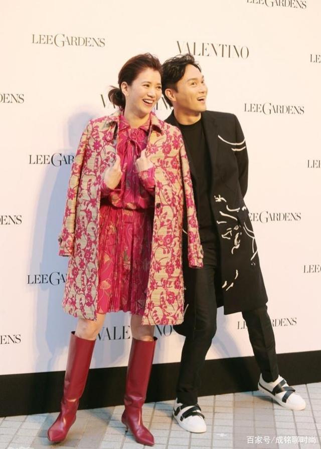 港姐就是與眾不同！袁詠儀直接把「褲腰提到胸口」，好身材展露無遺：不再素顏的她氣場大開