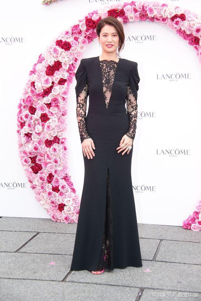 港姐就是與眾不同！袁詠儀直接把「褲腰提到胸口」，好身材展露無遺：不再素顏的她氣場大開