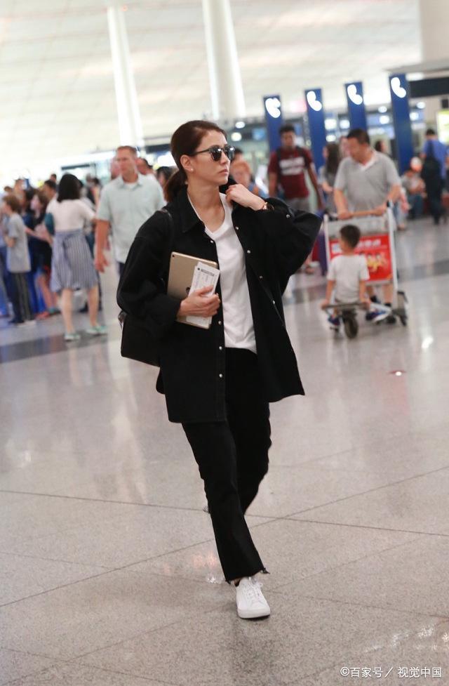 港姐就是與眾不同！袁詠儀直接把「褲腰提到胸口」，好身材展露無遺：不再素顏的她氣場大開