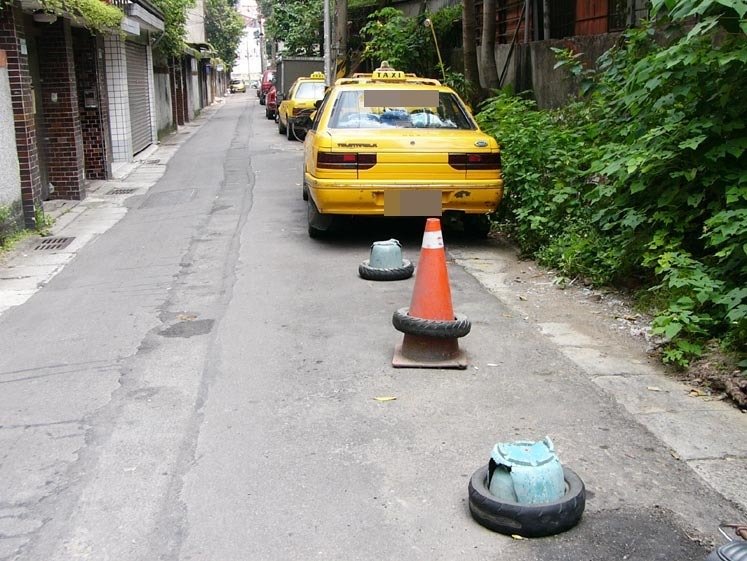 亂停私人車格！地主找不到人「又不能隨便拖吊」　最後出招「送他無限停車」網友讚：太療癒