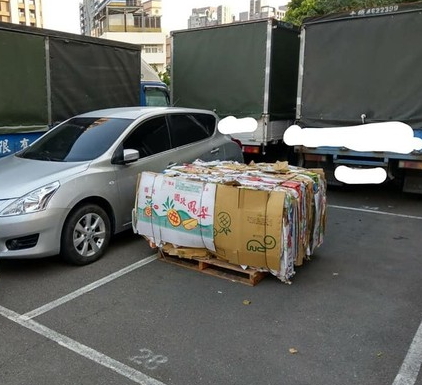 亂停私人車格！地主找不到人「又不能隨便拖吊」　最後出招「送他無限停車」網友讚：太療癒