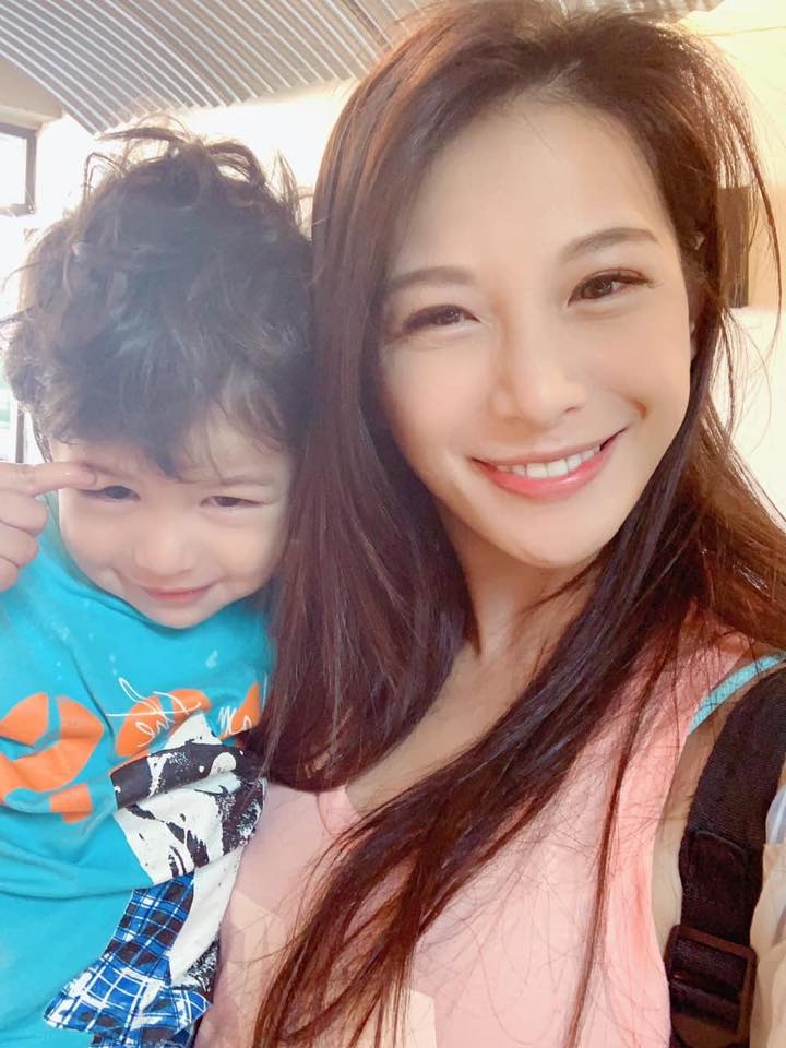 嫁給幸福！艾莉絲孕期難熬「洋尪異地帶女兒」化身神隊友　曝「第二胎才享受當媽」與小孩學成長