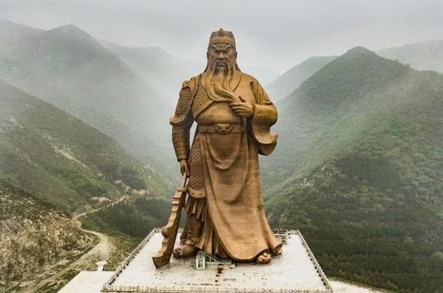 幾千年來關羽所有雕像，為何「眼睛都是閉著的」？老木匠揭秘：讓他睜眼的代價太大了 	
