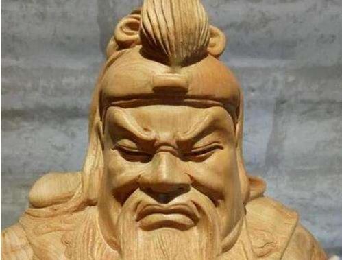 幾千年來關羽所有雕像，為何「眼睛都是閉著的」？老木匠揭秘：讓他睜眼的代價太大了 	