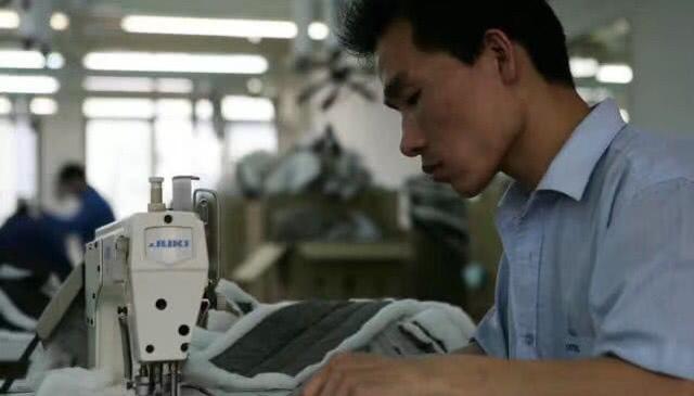 新員工告狀「老員工不願教我」,老員工「一句話」霸氣回應,獲廠長力挺:你做的對