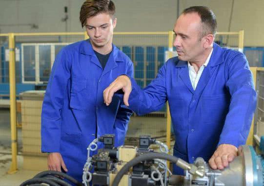 新員工告狀「老員工不願教我」,老員工「一句話」霸氣回應,獲廠長力挺:你做的對