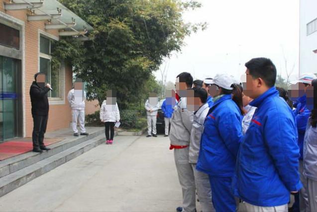 新員工告狀「老員工不願教我」,老員工「一句話」霸氣回應,獲廠長力挺:你做的對