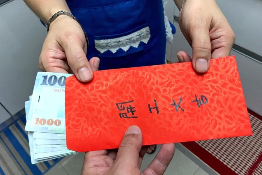 老闆沒發年終！佛心補償「5萬元開工紅包」員工超失望　網友驚見「不是假鈔」：他很有心欸
