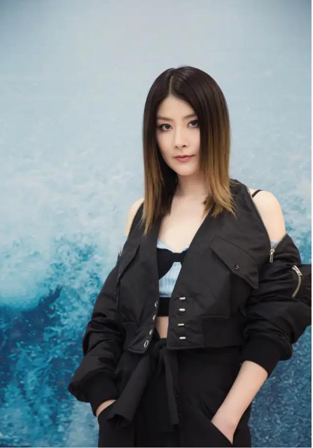 當媽後更大膽！陳慧琳「穿一字露臍上衣」被內衣外穿搶鏡，意外搭出少女感：時髦又洋氣