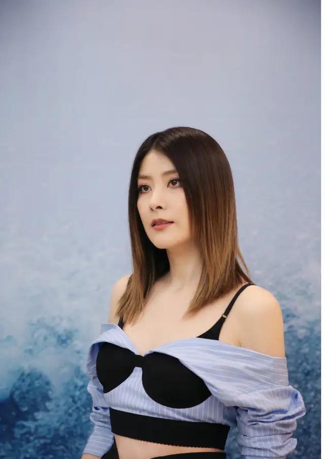 當媽後更大膽！陳慧琳「穿一字露臍上衣」被內衣外穿搶鏡，意外搭出少女感：時髦又洋氣