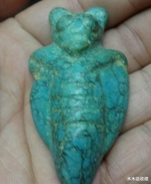 男子深山遊玩撿到「一塊蝙蝠奇石」，表面翠綠光滑，奶奶看後臉色瞬間發青：你闖大禍了