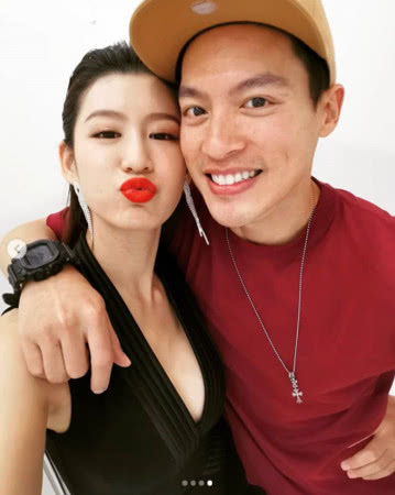 照顧她一輩子❤ 許孟哲「在雪地甜摟愛妻」曬絕美婚紗照 回家衣服亂丟「一路默替她收拾」:要做就不要唸