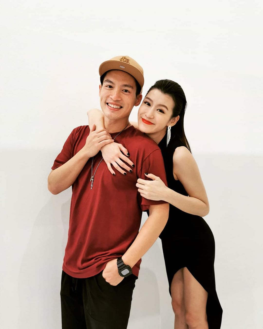 照顧她一輩子❤ 許孟哲「在雪地甜摟愛妻」曬絕美婚紗照 回家衣服亂丟「一路默替她收拾」:要做就不要唸