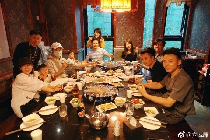 婚後成超級奶爸!立威廉為照顧愛妻「推工作損失6千萬」 「5國混血女兒長大」面容精緻如芭比