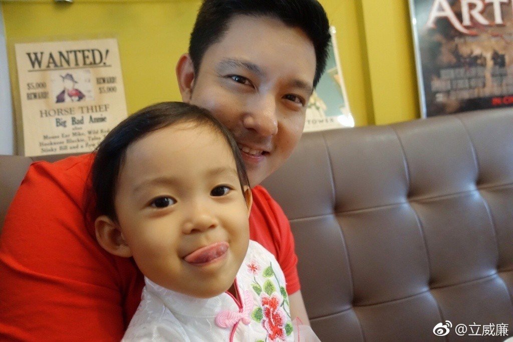 婚後成超級奶爸!立威廉為照顧愛妻「推工作損失6千萬」 「5國混血女兒長大」面容精緻如芭比