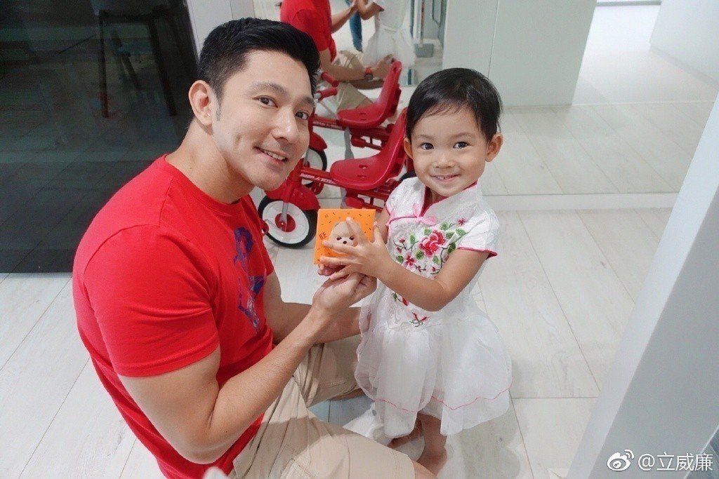 婚後成超級奶爸!立威廉為照顧愛妻「推工作損失6千萬」 「5國混血女兒長大」面容精緻如芭比