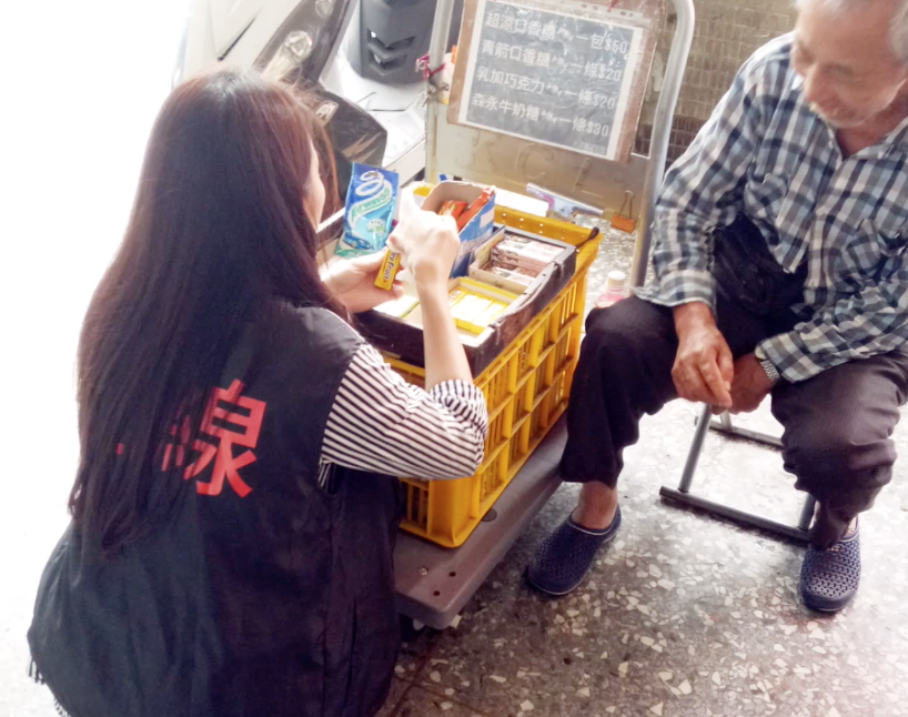 上有8旬母仰賴他！跛腳伯路邊賣糖果「日賺不到100元」　樂天知命「拒申請補助與捐款」：留給需要的人