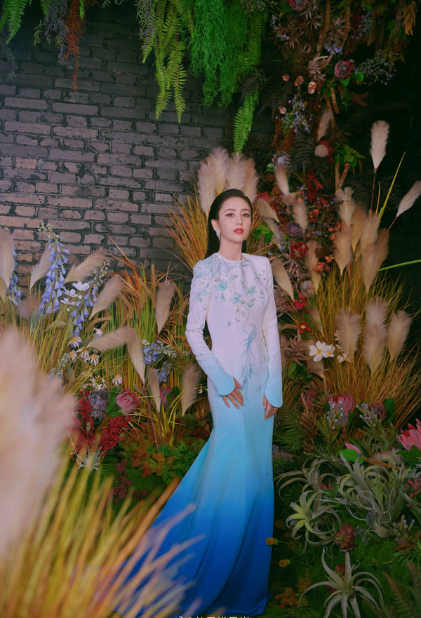 民族風美女!37歲佟麗婭「穿漸變藍裙」高貴如新疆公主,「瓷瓶」身材太吸睛