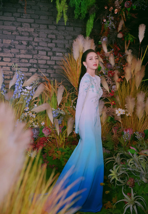 民族風美女!37歲佟麗婭「穿漸變藍裙」高貴如新疆公主,「瓷瓶」身材太吸睛