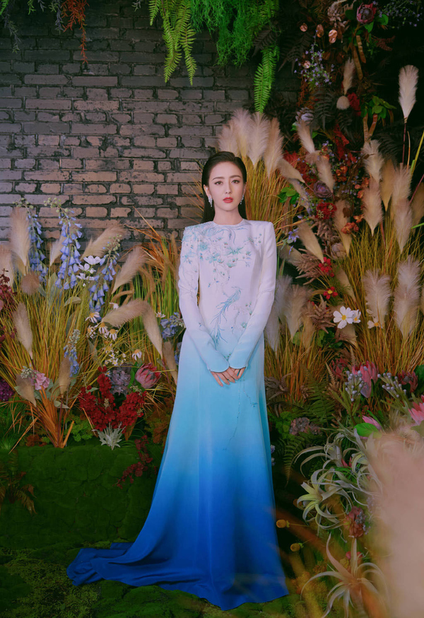 民族風美女!37歲佟麗婭「穿漸變藍裙」高貴如新疆公主,「瓷瓶」身材太吸睛