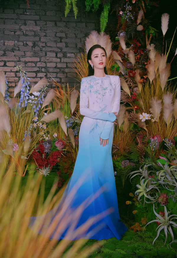 民族風美女!37歲佟麗婭「穿漸變藍裙」高貴如新疆公主,「瓷瓶」身材太吸睛